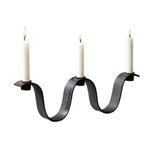 Moderno Portavelas Cónico de Hierro para 4 Velas con Base Metálica Recubierta y Diseño Decorativo Dorado Pulido para Centro de Mesa - Product Image 2