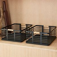 Plateau de service en fil d'acier inoxydable de qualité supérieure avec panier en bois, design écologique pour une utilisation moderne et luxueuse à la maison, à l'hôtel et au restaurant