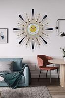Reloj de pared metálico que puede aportar simetría y equilibrio a una habitación. El brillo metálico elegante realza la iluminación interior general.
