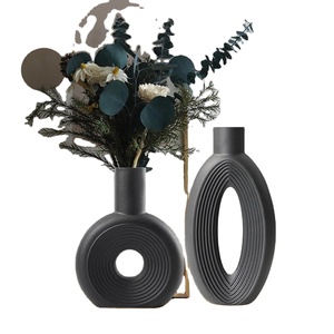 Luxueux vase à fleurs en métal noir mat décor à la maison pour de superbes arrangements floraux pour pots de fleurs et jardinières - Product Image 1