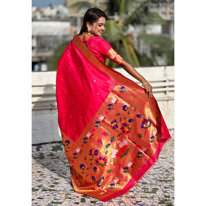 Sari en soie Paithani rose avec concept demi-demi, grande bordure tissée Zari, écharpe et châle traditionnels par Elite Weaves - Product Image 4