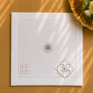 Mantel de Lino 100% Natural con Bordado Floral Minimalista CAMELLIA, Hecho a Mano, Resistente, para Bodas, Fiestas y Celebraciones - Product Image 1