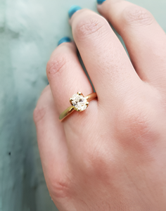 Aniva Anillo de Compromiso Moderno con Diamante Ovalado Cultivado en Laboratorio CVD VVS de Oro Amarillo de 14K, Certificado IGI, con 4 Puntas - Product Image 2