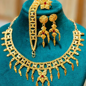 Collar de Mujer MOLL JEWELLERS, Elegante y Moderno, Chapado en Oro, con Circonita Natural, Cadena de Cuerda Sólida, Diseño de Hoja, 16 Pulgadas - Product Image 1