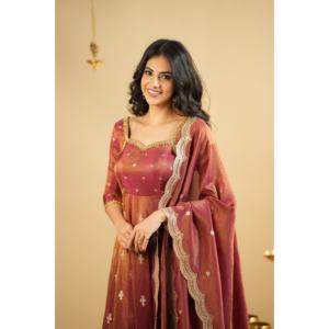 Vestido Anarkali y Pantalón de Diseñador Thirteen D con Dupatta en Naranja para Fiestas Tradicionales Musulmanas - Product Image 2