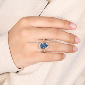Anillo de Diamante Azul Pera con Piedras Laterales en Oro Amarillo, Elegante Anillo de Compromiso para Mujer, Joyería de Diamante Cultivado en Laboratorio, Regalo de Lujo - Product Image 4