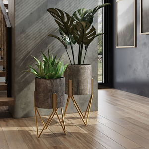 Elegante macetero con diseño de hojas blancas y doradas, con un pedestal metálico a juego, disponible a precios de mayorista para decoración de lujo. - Product Image 5