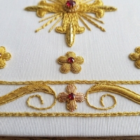 Chapelet liturgique brodé à la main, couvre-altier d'église personnalisé en fil d'or, tissu pour cérémonie religieuse chrétienne