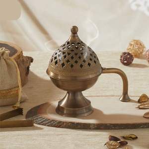 เตาเผาเครื่องหอมทองแดงทำมือพร้อมฝาปิด ลายดอกไม้แกะสลักโลหะโบราณ ที่วางธูปบาคูร์ ของตกแต่งบนโต๊ะพร้อมขาตั้ง - Product Image 5