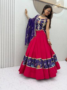 Ensemble Lehenga Choli traditionnel en soie gaufrée pour femme, brodé de fleurs, tenue indienne pakistanaise pour fêtes, mariages et festivals - Product Image 1