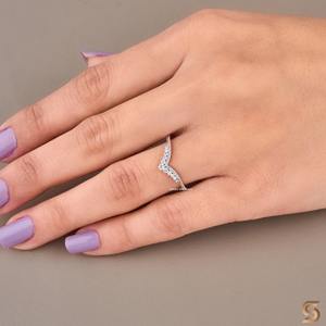 Anillo Chevron Curvo de Moissanita en Oro Blanco de 14K |   Anillo de Diamantes en Forma de V | Anillo de Moissanita con Contorno |   Anillo de Boda Apilable - Product Image 4