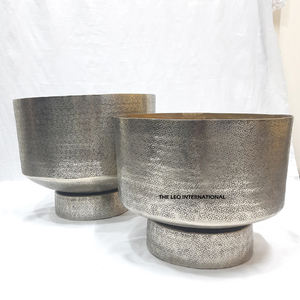 Ensemble de 3 jardinières modernes en métal doré pour l'intérieur avec support élégant, pots à fleurs élégants pour la décoration de la maison, du bureau ou du jardin - Product Image 4