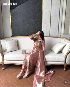 Magnifique ensemble haut-pantalon et dupatta en soie ZMY avec broderies et sequins, idéal pour les festivals – Vêtements ethniques – Fournisseur mondial - Product Image 4