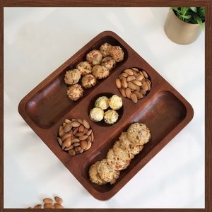 Plateau de service carré en bois d'acacia avec compartiments pour noix et biscuits, design nordique, fait main, gravé, écologique, durable, cadeaux - Product Image 1