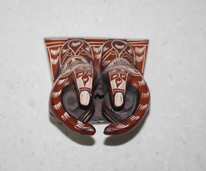 Tarjetero de Resina Tallado a Mano con Diseño de Mano Mudra |   Organizador de Escritorio con Diseño Étnico de Henna |   Decoración Espiritual Única para Oficina - Product Image 5