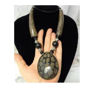 Collar de cuerno hecho a mano por un diseñador con patrones orgánicos únicos, ideal para tiendas de joyería boutique y la industria de la moda. - Product Image 1