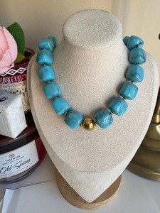 Collier de perles en résine fait main pour femmes, bijoux légers pour occasions festives avec boucles d'oreilles disponibles à bon prix - Product Image 3