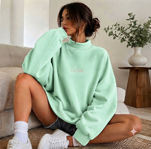 Sudadera Oversize Verde Menta para Mujer con Cuello Simulado, Letra Bordada en el Frente, Hombros Caídos, Manga Larga, Estilo Casual para Otoño - Product Image 1