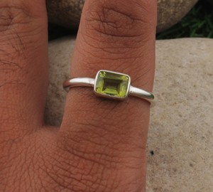 Bague de mariage solitaire classique bohème délicate en argent sterling 925 avec serti clos et péridot naturel taillé à la main, certifiée par une tierce partie - Product Image 1