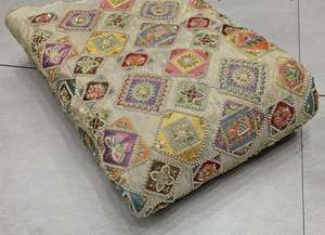 Tela de viscosa premium con bordado floral multihilo y cuentas originales. Hermoso trabajo. - Product Image 2