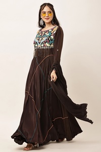Vestido largo tradicional indio tejido para mujer, color marrón, con cuentas, lentejuelas, corte cut-dana y adornos de piedras, con dupatta de gasa. - Product Image 6