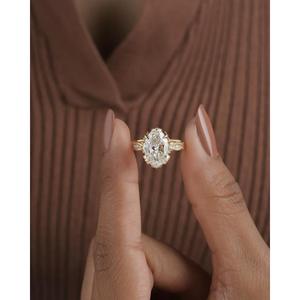 Anillo de Compromiso con Diamante de Corte Ovalado en Oro Amarillo con Detalles de Hojas en las Laterales, Anillo Solitario Inspirado en la Naturaleza, Elegante Anillo de Novia - Product Image 1