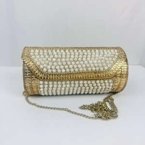 กระเป๋าคลัทช์โลหะชุบทองขัดเงาสไตล์โมเดิร์นโบราณ ประดับด้วยงานปักลูกปัดอย่างประณีต ลูกปัดมุกสีขาว ดีไซน์ฝาปิดแบบพับ รูปทรงประติมากรรม - Product Image 5