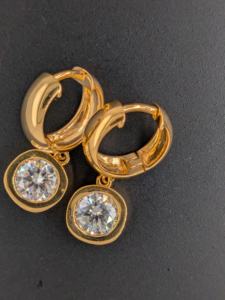 Boucles d'oreilles pendantes de luxe en moissanite taille élégante 2 carats, serties clos, en or jaune massif 10K certifié, cadeau de mariage pour femme chrétienne - Product Image 2