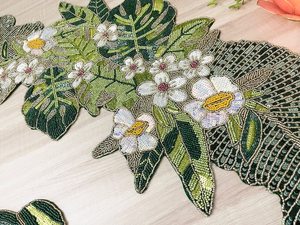 Chemin de table perlé fait main en tissu, motif floral bohème, forme irrégulière, vert et blanc, tapis décoratif - Product Image 2