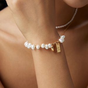 Bracelet élégant vintage en perles, avec breloque cœur porte-bonheur et perles intercalaires dorées - Cadeau pour femme pour la mode et la chance - Product Image 1