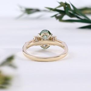 Anillo de Compromiso de Lujo en Oro Amarillo con Diamante de Corte Oval Verde Oliva, Anillos de Boda Clásicos con Piedras Laterales en Baguette, Joyería Fina - Product Image 4
