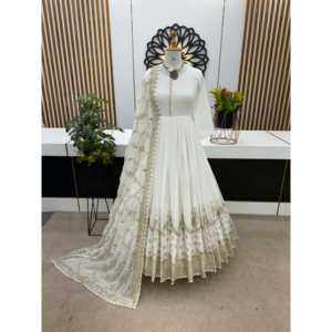 Vestido de Fiesta Hecho a Mano con Corte en A, Tela de Organza Bordada, Cintura Imperio y Dupatta con Trabajo de Lentejuelas - Product Image 5