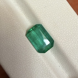 Esmeralda Zambiana Natural de Alta Calidad, 2.07 Quilates, Verde Intenso, Facetada, Piedra Suelta para Fabricación de Joyería - Product Image 1