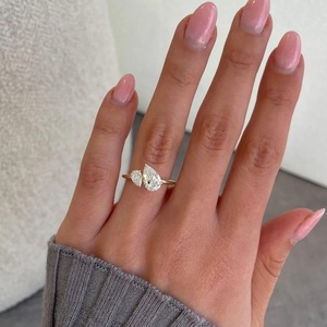 Anillo de Compromiso Toi Et Moi con Diamante Cultivado en Laboratorio de Corte Pera de 2 Quilates, Anillo Nupcial Impresionante: Personalizable con Moissanita o Diamante Natural - Product Image 3