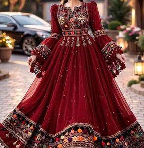 Robe de bal rouge vintage avec broderie à la main, manches évasées à pompons, taille naturelle, col rond, style bohème, en satin, coupe trapèze - Product Image 6