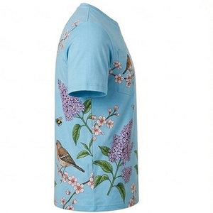 Camiseta de manga corta con estampado floral azul claro, cuello redondo, corte regular, estilo casual de algodón con diseño de pájaros y flores. - Product Image 2