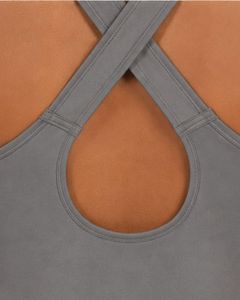 Ensemble de sport et fitness pour femme : débardeur de yoga gris anthracite personnalisé et short cycliste noir, coupe ajustée, pour la gym et l'entraînement - Product Image 3