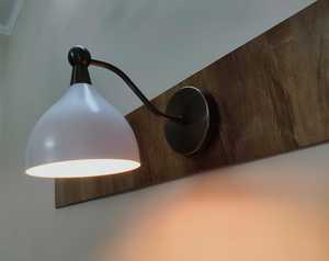 Lampe murale moderne pour salle de bain, dôme blanc, finition noire, éclairage décoratif à grain de bois - Product Image 1