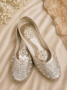 Zapatos Planos Estilo Walking de Qureshi Trading Company con Bordado Dorado y Diseño Paisley, Punta Abierta, Parte Superior de PU, para Todas las Temporadas, Modelo 005 - Product Image 2