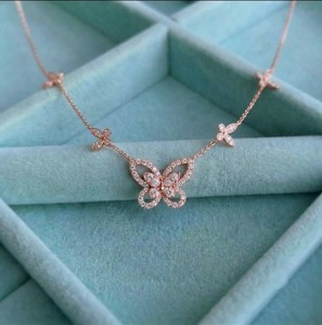 Collar de Diamantes de Laboratorio en Oro Blanco de 14K, 2.15ctw, Diseño de Mariposas, Silueta de Mariposas Múltiples, Doble Diamante - Product Image 5