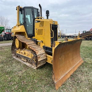 Topadora de orugas Caterpillar D6R amarilla con cuchilla hidráulica y componente central del motor - Product Image 1