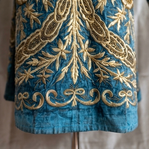 Manteau en velours bleu brodé à la main, motif floral, col mandarin, manches longues, vêtement liturgique - Product Image 2