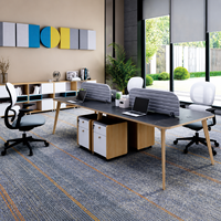 Bureau de travail rectangulaire moderne pour quatre personnes en bois avec dessus aspect pierre, écrans d'intimité gris et rangement sur pied