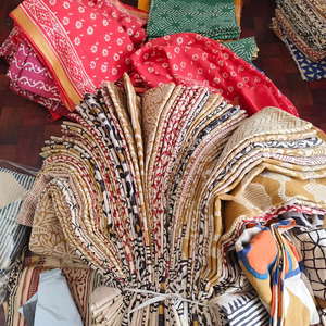 Pañuelo Cuadrado Étnico de Algodón Hecho a Mano, Estampado Floral, para Cuello y Cintura, Ideal para Verano y Todas las Estaciones, Suave al Tacto - Product Image 1