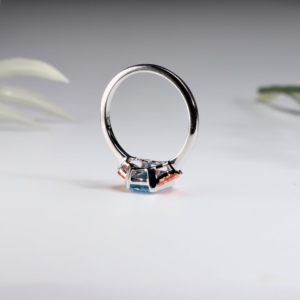 Anillo de Oro de Lujo con Diamante Azul Corte Esmeralda Cultivado en Laboratorio, Piedra Lateral Roja Tipo Cadillac, Multicolor, Vintage, para Compromiso o Boda, para Mujer - Product Image 3