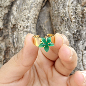 Bague artisanale en onyx vert, finition brossée, en laiton massif plaqué or 18 carats, avec motif floral délicat sculpté, pour cocktail. - Product Image 4