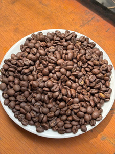 เมล็ดกาแฟอาราบิก้าคั่วสีน้ำตาลเข้ม คุณภาพพรีเมียม คั่วสดใหม่เพื่อรสชาติเข้มข้น - Product Image 1
