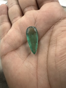 Émeraude naturelle zambienne de 10,86 carats, taille géante, coupe poire, pierre précieuse non montée pour la création de bijoux - Product Image 4