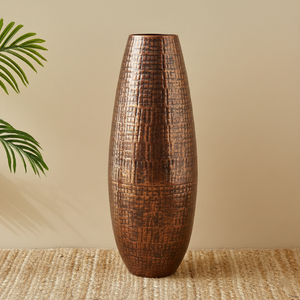 Grand vase de sol ovale en métal texturé bronze, motif croisé, fait main, résistant à la rouille, pour décoration intérieure rustique et industrielle - Product Image 1