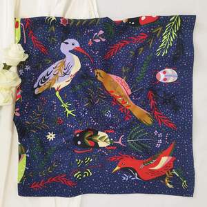 Foulard de luxe en soie pour femme, bandana carré, foulard pour la tête, foulard pour les cheveux, foulard pour le cou, doux, lisse, toucher satiné, élégant pour femmes - Product Image 2